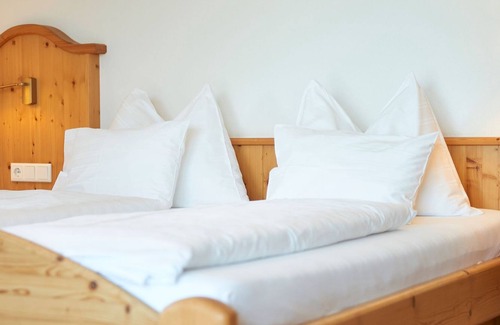 Unterach am Attersee House | Alpine double room with balcony and lake view - Attersee 7 - Hotel STADLER am Attersee, your lakeside hotel in the