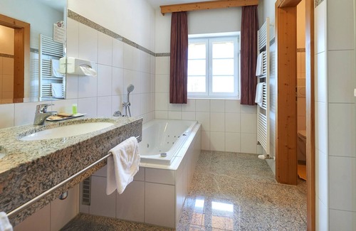 Unterach am Attersee House | Alpine double room with balcony and lake view - Attersee 7 - Hotel STADLER am Attersee, your lakeside hotel in the