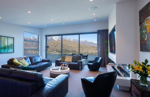 Queenstown Villa | Experience Alpine Edge Villa: Hot Tub, BBQ & Free Parking