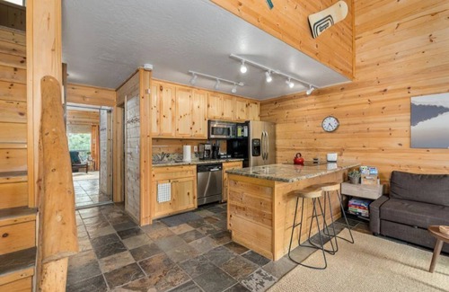 Kingsbury House | Alpine Escape: Family-Friendly Retreat with Spa & Hot Tub