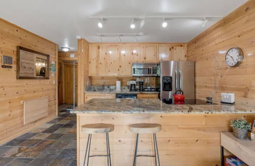 Kingsbury House | Alpine Escape: Family-Friendly Retreat with Spa & Hot Tub
