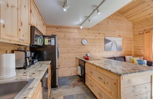 Kingsbury House | Alpine Escape: Family-Friendly Retreat with Spa & Hot Tub