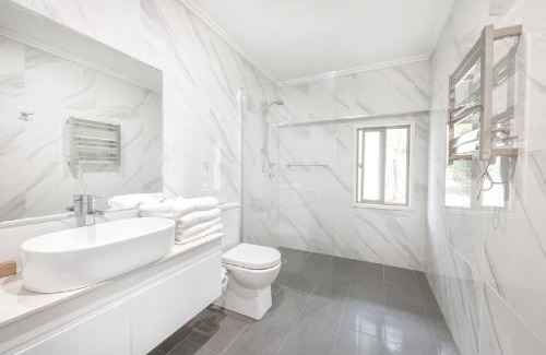 Jindabyne Apartment | Welcoming Alpine Gables: Family-Friendly Retreat Awaits