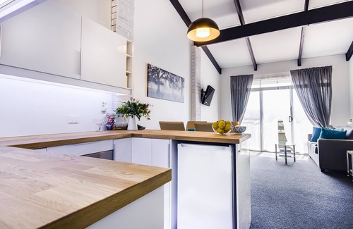 Jindabyne Hotel | Relax at Alpine Gables: Spa & Family-Friendly Amenities