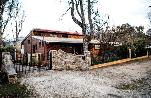 Tawonga South House | Cozy Alpine Guest House: Family-Friendly Retreat Awaits