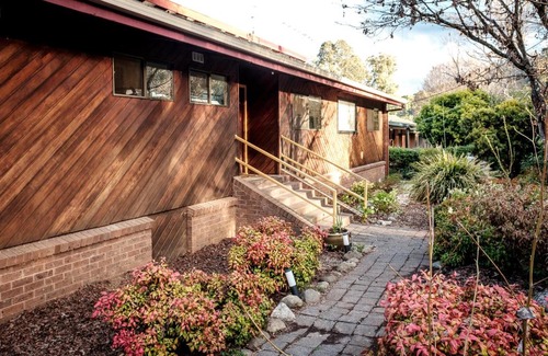 Tawonga South House | Cozy Alpine Guest House: Family-Friendly Retreat Awaits