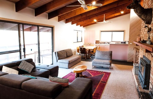 Tawonga South House | Cozy Alpine Guest House: Family-Friendly Retreat Awaits