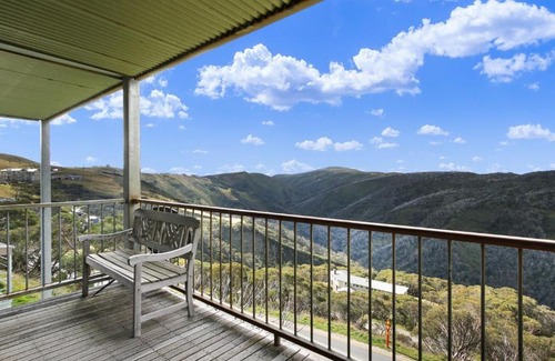 Hotham Heights Apartment | Alpine Haven 2: Family-Friendly Retreat with Kitchen Amenities