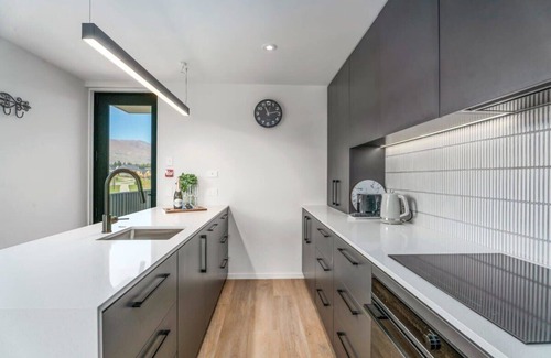 Wanaka Apartment | Cozy Stay at Alpine Horizons Summa with Family-Friendly Perks
