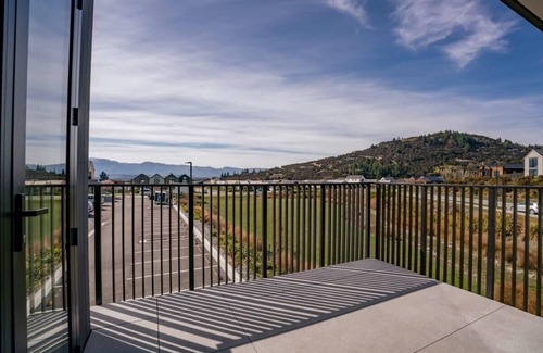 Wanaka Apartment | Cozy Stay at Alpine Horizons Summa with Family-Friendly Perks