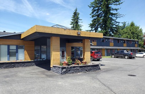 South Clearbrook Hotel | Cozy Alpine Inn Abbotsford: Pet and Child Friendly Stay