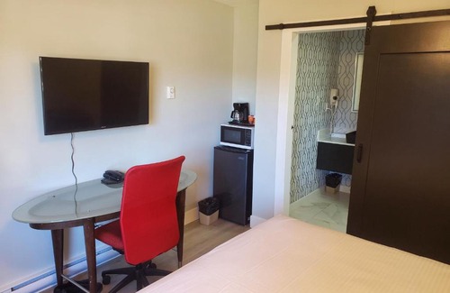 South Clearbrook Hotel | Cozy Alpine Inn Abbotsford: Pet and Child Friendly Stay