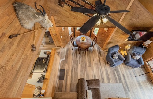 Leavenworth Cabin | Relaxing Alpine Lake Retreat with Spa and Kitchen Amenities