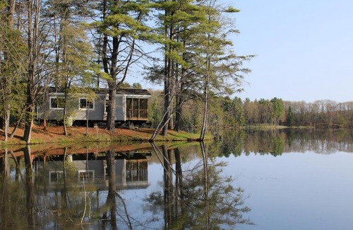 Corinth Resort | Relaxing Alpine Lakefront Park Model with Pool Access