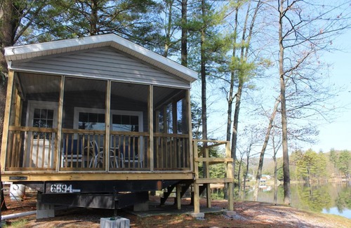 Corinth Resort | Relaxing Alpine Lakefront Park Model with Pool Access