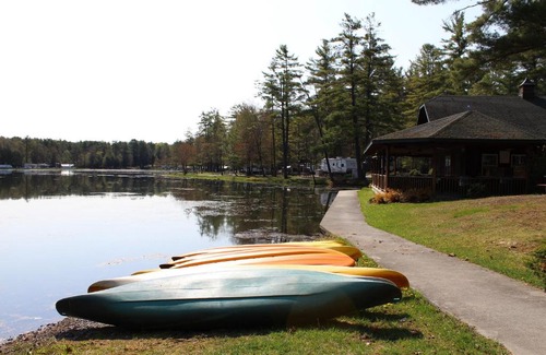 Corinth Resort | Relaxing Alpine Lakefront Park Model with Pool Access