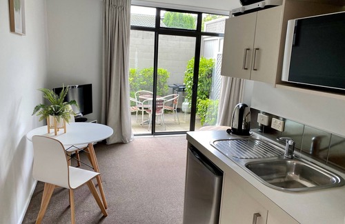 Taupo Hotel | Cozy Alpine Lake Motor Lodge: 4-Star Family Getaway
