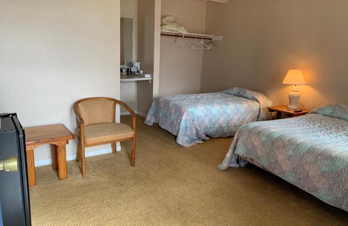 Hemphill Hotel | Lakeview Rooms with WiFi, Beach Access & Pet-Friendly Stays