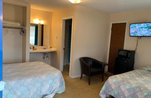 Hemphill Hotel | Lakeview Rooms with WiFi, Beach Access & Pet-Friendly Stays