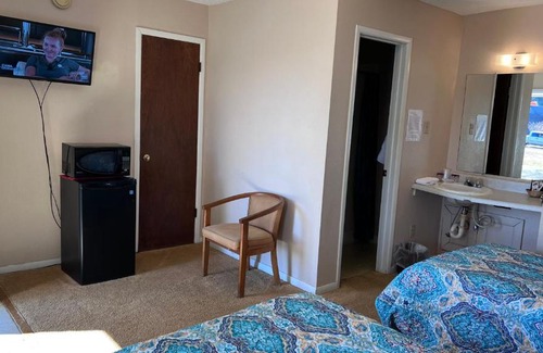 Hemphill Hotel | Lakeview Rooms with WiFi, Beach Access & Pet-Friendly Stays