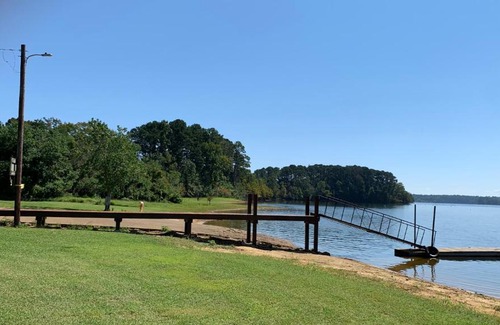 Hemphill Hotel | Lakeview Rooms with WiFi, Beach Access & Pet-Friendly Stays