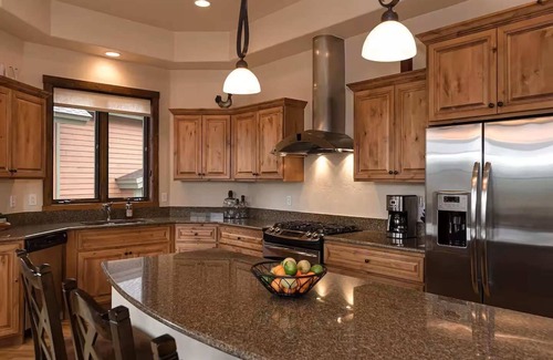 Bear Crossing House | Alpine Lodge | Hot Tub Slope Views Downtown