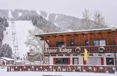 Red River Hotel | Cozy Alpine Lodge Red River with Hot Tub & Family-Friendly Fun
