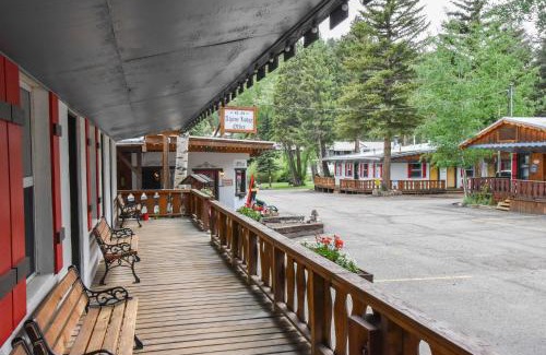 Red River Hotel | Cozy Alpine Lodge Red River with Hot Tub & Family-Friendly Fun