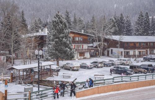 Red River Hotel | Cozy Alpine Lodge Red River with Hot Tub & Family-Friendly Fun
