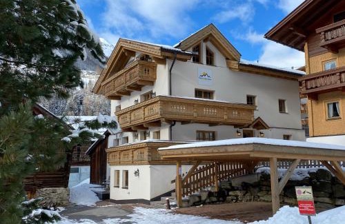 Soelden Ski Chalet | Pet-Friendly Alpine Lodge Sölden with Hot Tub & Pool
