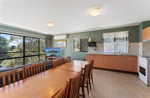 Jindabyne House | Inviting Alpine Mountain View Unit with Pool & Wifi