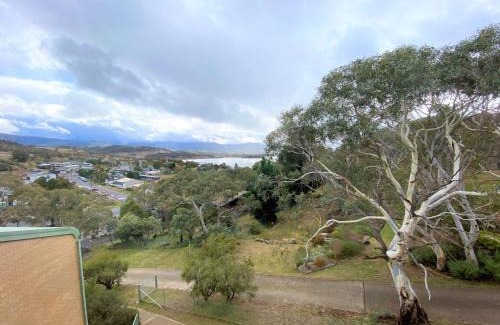 Jindabyne House | Inviting Alpine Mountain View Unit with Pool & Wifi