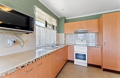 Jindabyne House | Inviting Alpine Mountain View Unit with Pool & Wifi