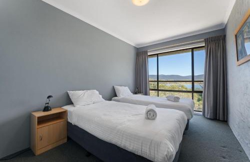 Jindabyne House | Inviting Alpine Mountain View Unit with Pool & Wifi