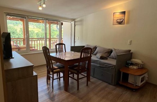 Beli Iskar Apartment | Alpine Nest: Guest Rated 9.8 & Steps to Ski Slopes