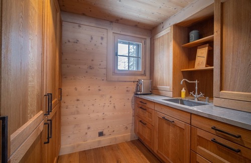 Lauenen Ski Chalet | Idyllic Alpine Oasis with Spa and Pet-Friendly Amenities
