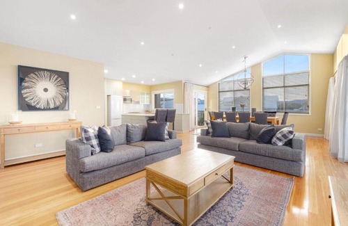 Jindabyne House | Inviting Alpine Retreat with Hot Tub & Child-Friendly Amenities