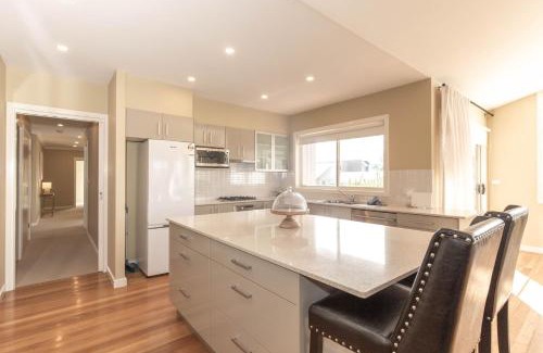 Jindabyne House | Inviting Alpine Retreat with Hot Tub & Child-Friendly Amenities