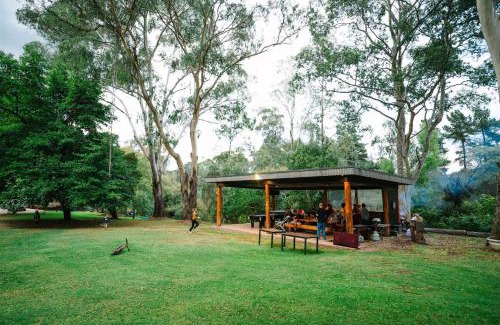 Porepunkah Apartment | Tranquil Alpine Riverside Cottages with Hot Tub & Breakfast