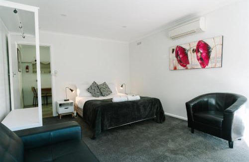 Porepunkah Apartment | Tranquil Alpine Riverside Cottages with Hot Tub & Breakfast