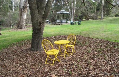 Porepunkah Apartment | Tranquil Alpine Riverside Cottages with Hot Tub & Breakfast