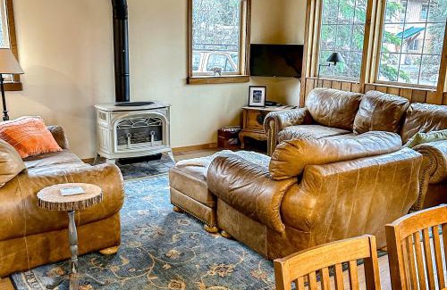 Alyeska House | Pet-Friendly Alpine Serenity Cabin for Family Getaways