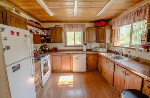 Lazy Acres House | Discover Alpine Star Lodge: Family-Friendly Getaway