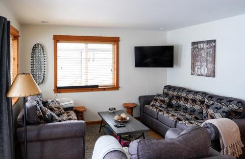 Hyak House | Explore Alpine Trails Lodge: Pet-Friendly Retreat Awaits