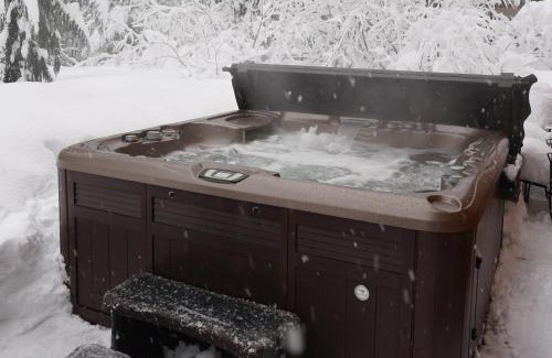 Hyak House | Explore Alpine Trails Lodge: Pet-Friendly Retreat Awaits