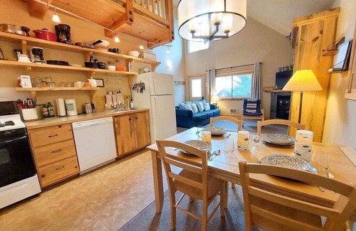 Mazama Cabin | Alpine View: Pet-Friendly Retreat with Family Amenities