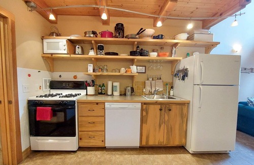 Mazama Cabin | Alpine View: Pet-Friendly Retreat with Family Amenities