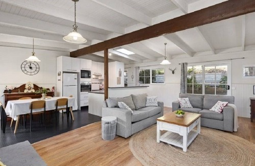 Warburton House | Alpine Views: Guest Rated 9.4 with Family-Friendly Amenities