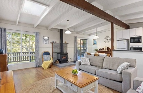 Warburton House | Alpine Views: Guest Rated 9.4 with Family-Friendly Amenities