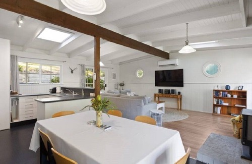 Warburton House | Alpine Views: Guest Rated 9.4 with Family-Friendly Amenities